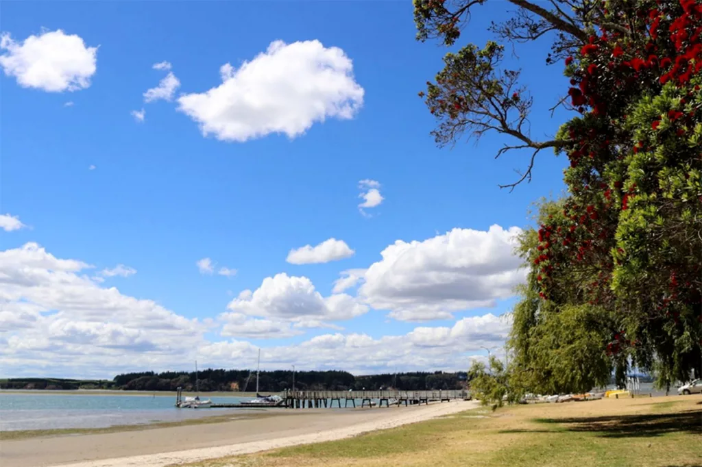 Beautiful Ōmokoroa beach in the Bay of Plenty (Ōmokoroa Top 10 Holiday Park)