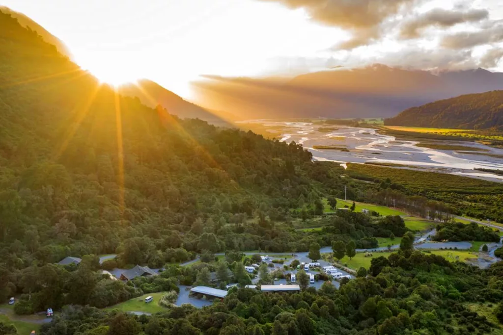 Sunrise over Jacksons Retreat Alpine Holiday Park